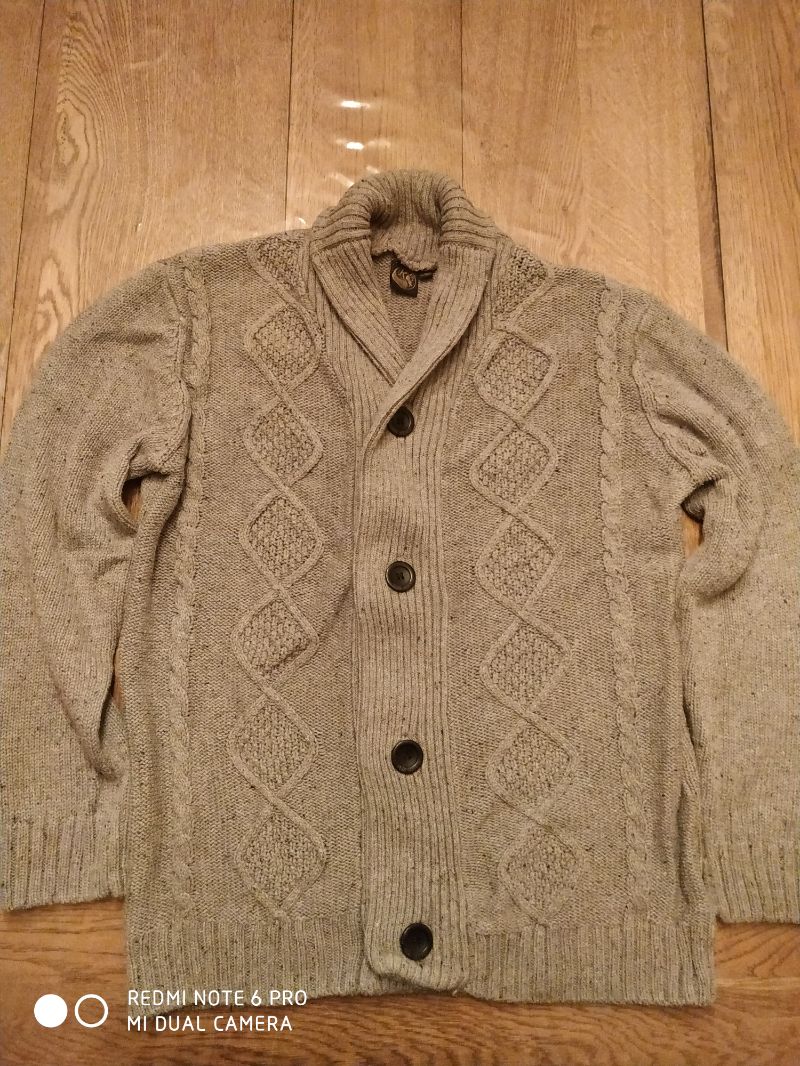 Gilet torsadé gris.