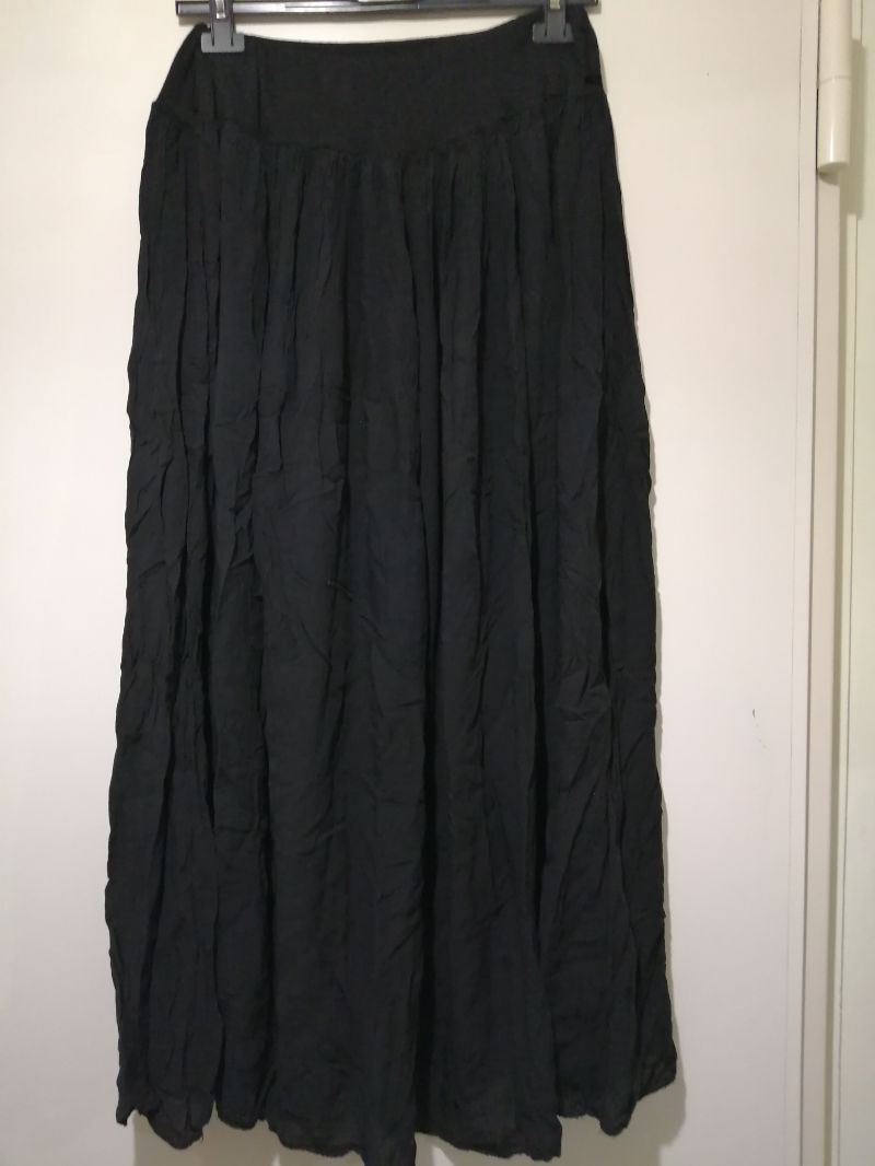 Jupe longue noire. Taille unique.