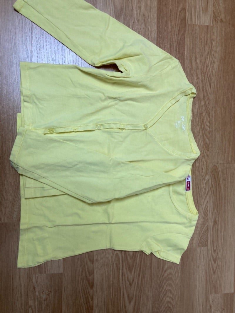 Ensemble gilet fin et t shirt manche courte dpam 5 ans.