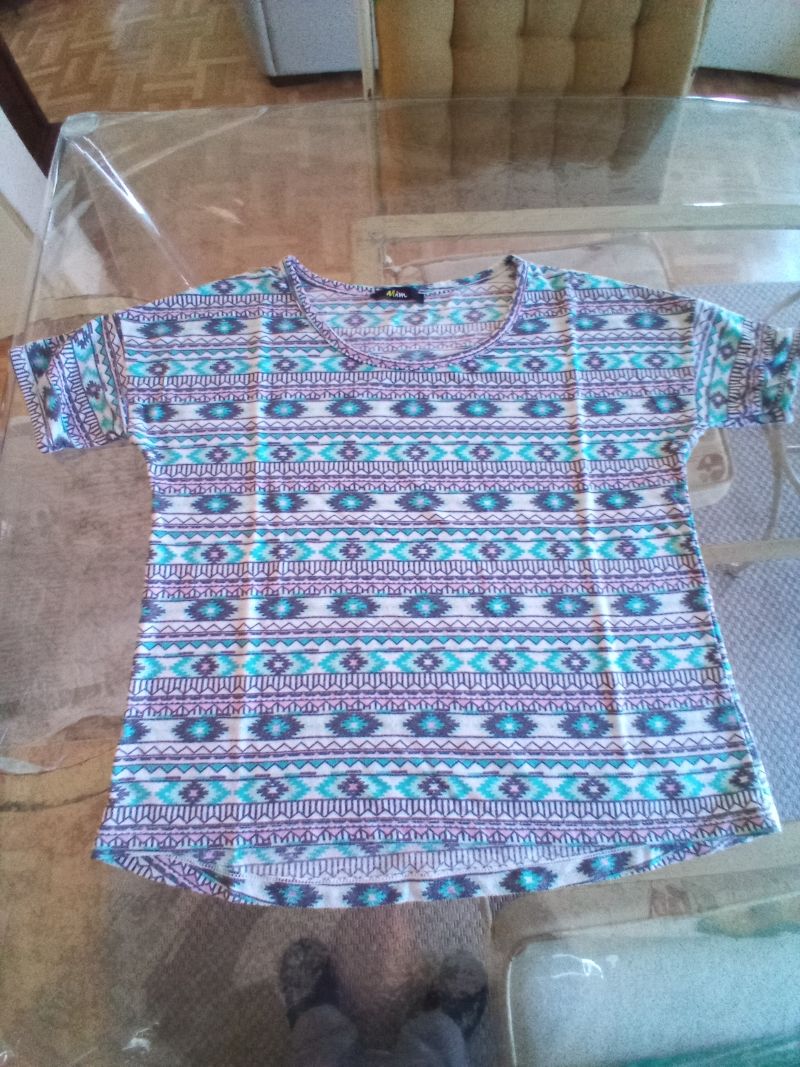 haut manches courtes motifs bleu clair  rose noir