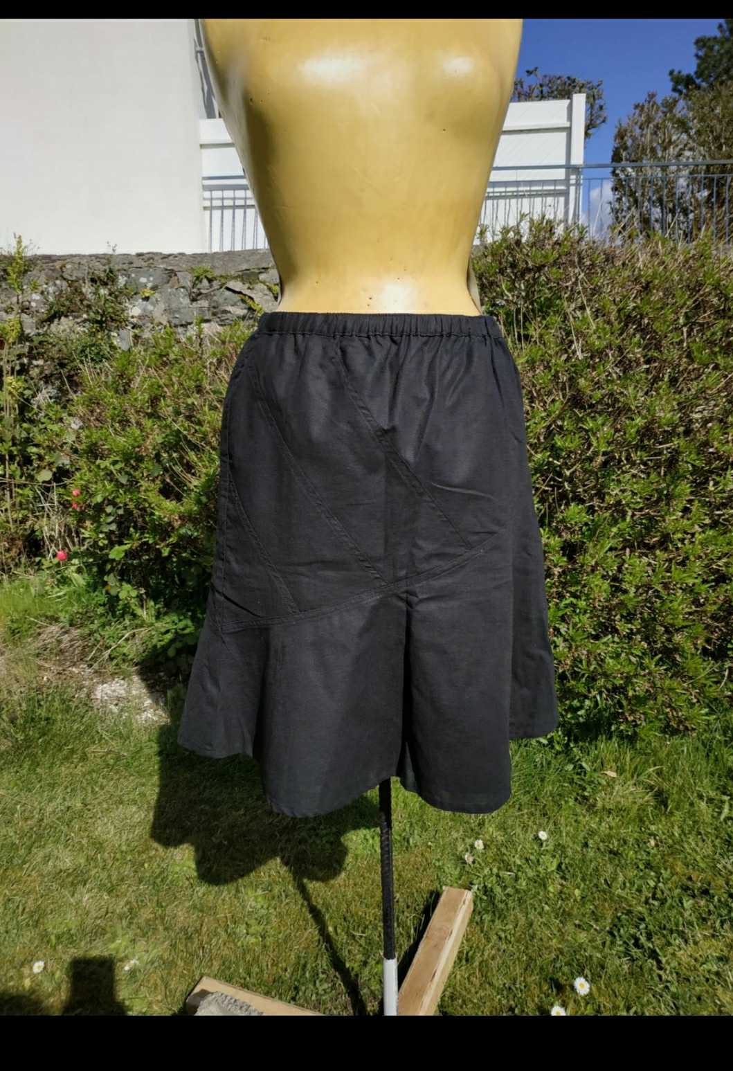 Jupe noire taille 40 ligne à suivre