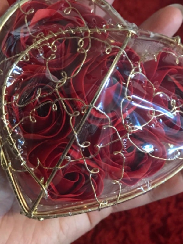 # Jolie boîte décorative en cœur avec 6 roses