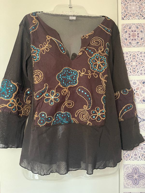 Tunique marron avec broderie thème floral beige et paillettes turquoise, manches évasées
