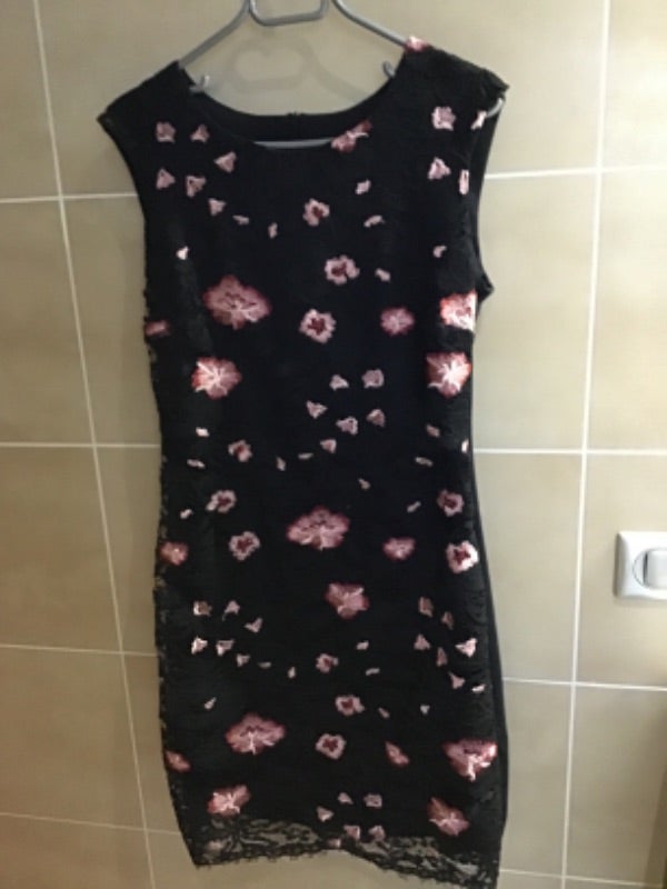 Robe noire en dentelle