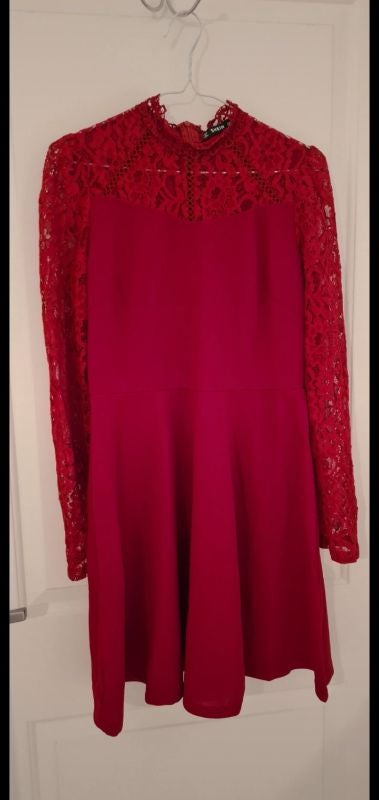 Robe rouge à dentelle