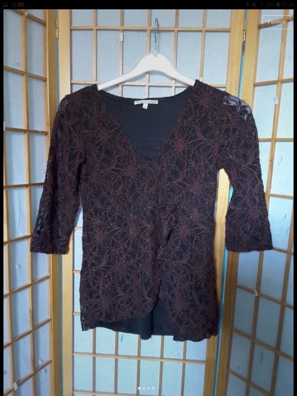 Haut noir avec motifs marron t1