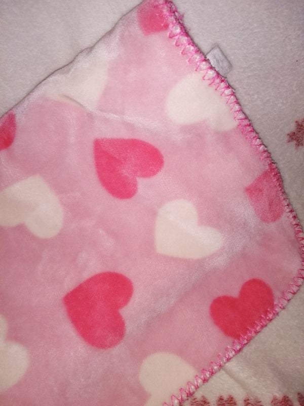 Couverture bébé rose à cœurs