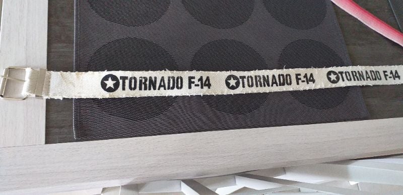 Ceinture avec écriture dessus