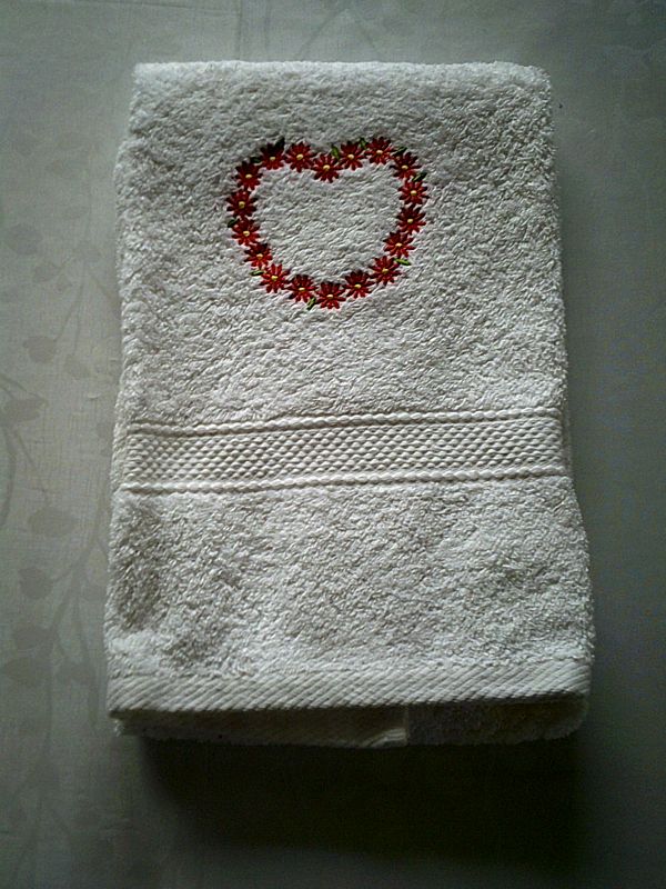 Serviette éponge coeur fleurs brodé