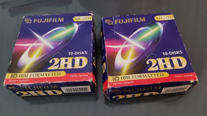 2 boîtes de disquettes l'une complète 10 et l'autre 5