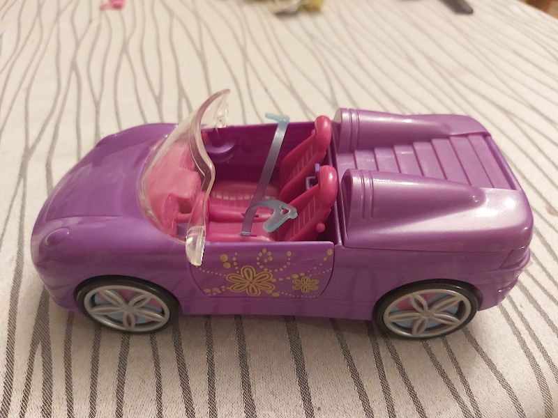 Voiture mauve pour figurines