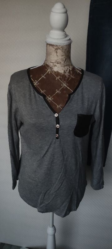 Pull léger col V