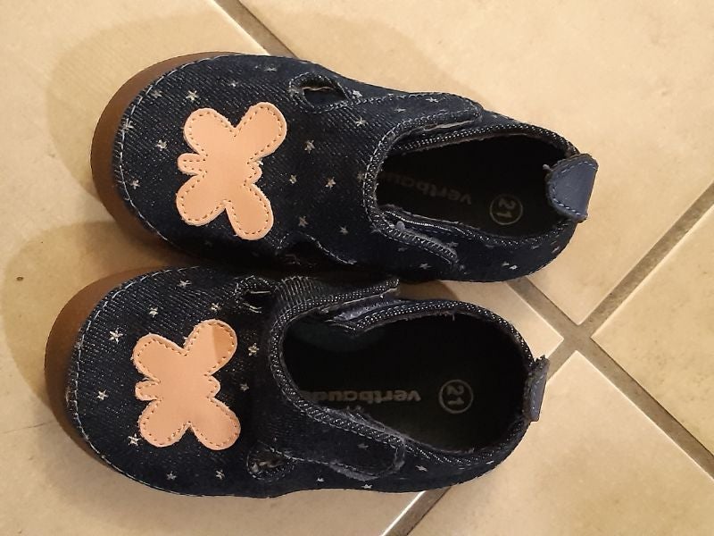 Chaussons bleus foncés et roses