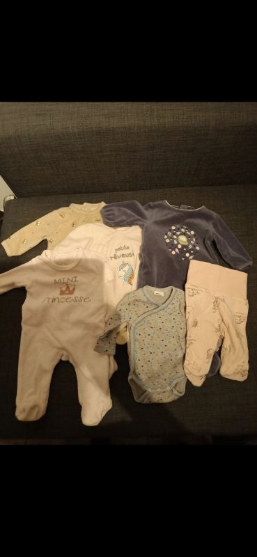 5 pyjamas taille 1 mois