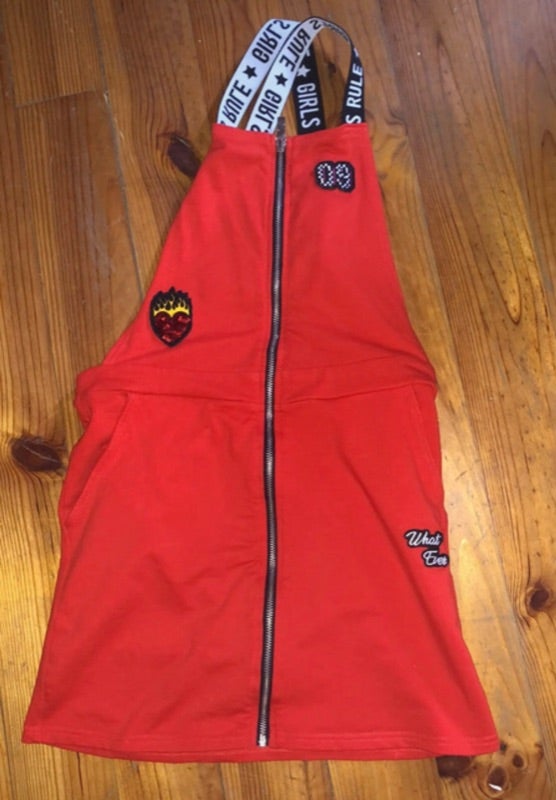 Robe à bretelles rouge zippée devant