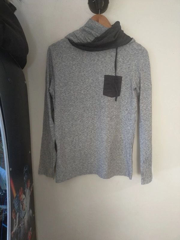 T shirt manche longue avec capuche homme taille Small marque Jules