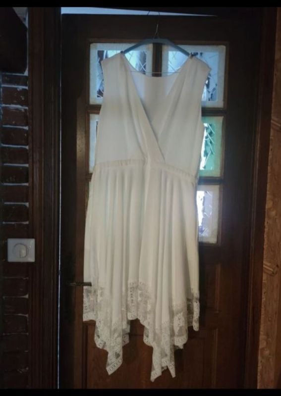 ROBE LONGUE SANS MANCHES AVEC DENTELLE