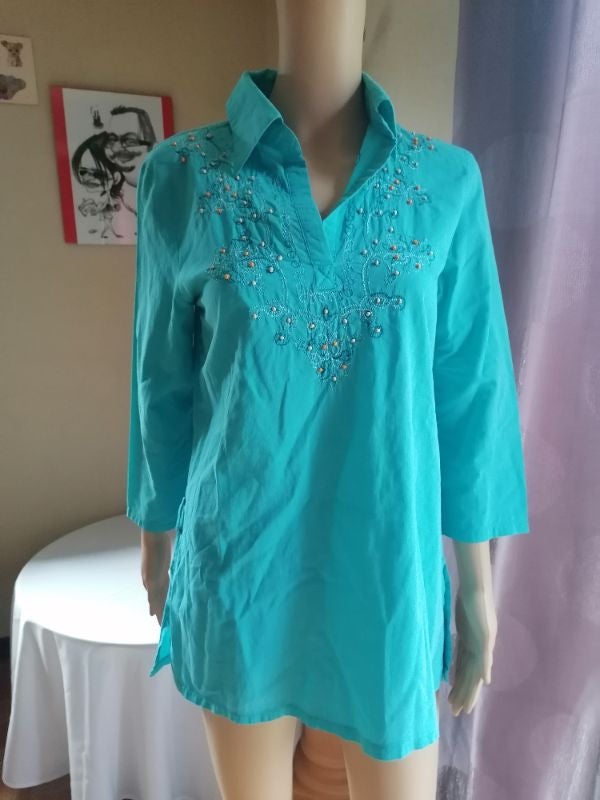 Belle blouse neuve beau tissus de belles qualités bien léger idéal pour l'été ou soirée