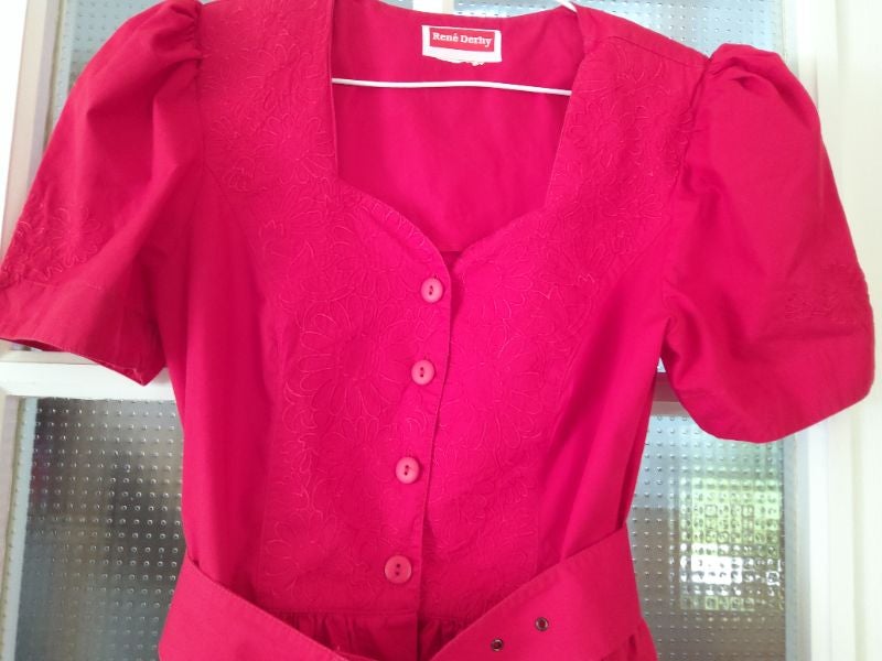 Robe rouge avec broderie
