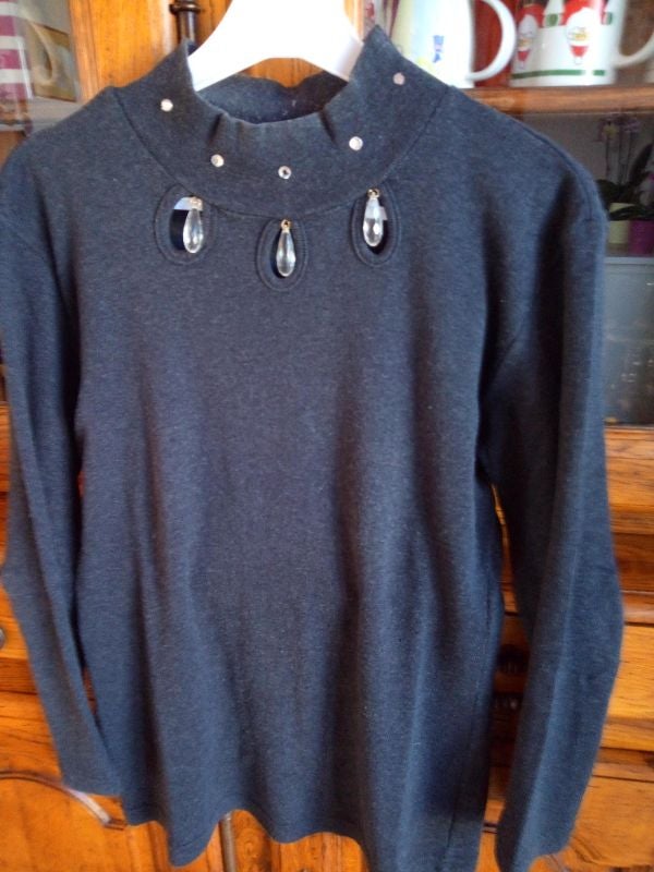 pull gris foncé avec goutes d'eau et brillants 38