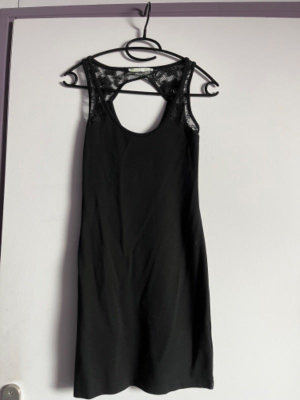 Robe noire dos nus