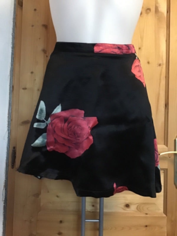 Jupe satinée courte asymétrique noire roses rouges vintage 80s made in France La City