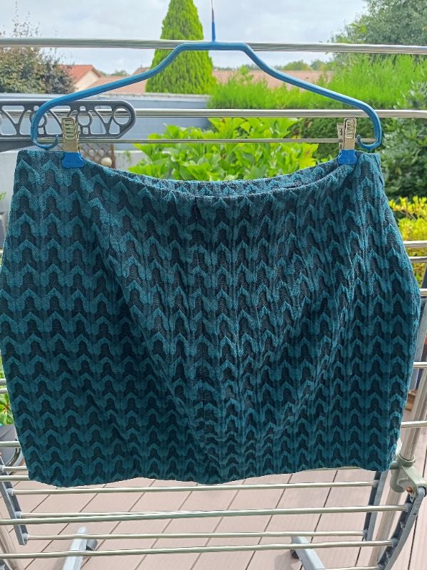 Jupe vert foncé avec motifs noirs