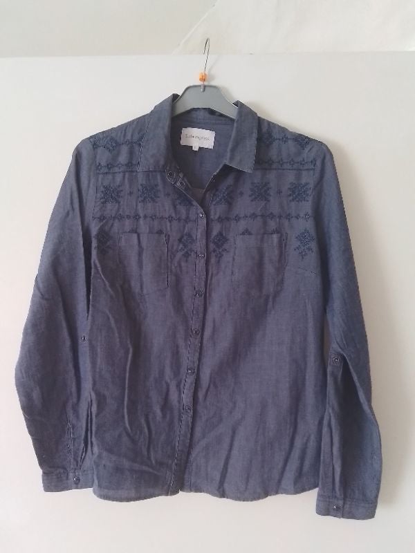Chemise à motifs brodés