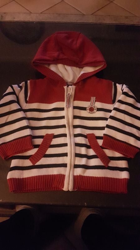 gilet à capuche doublé rayé  bleu et rouge terre de marin 12 mois