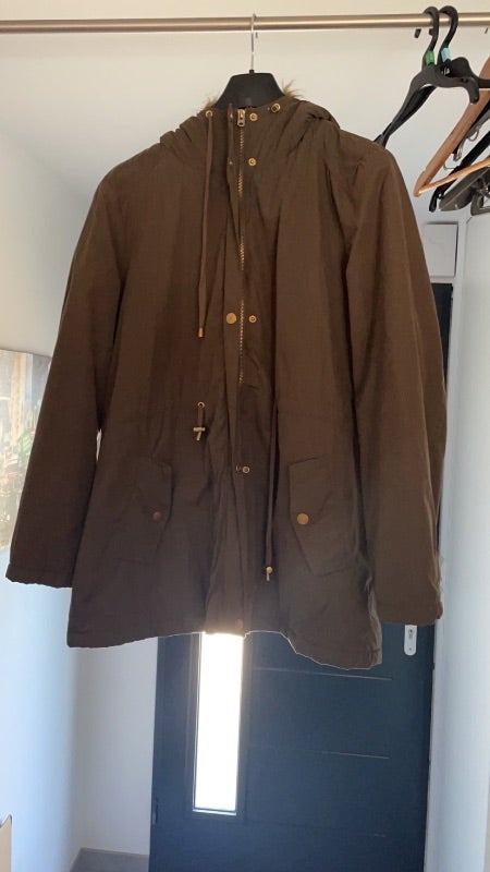 Manteau avec capuche à fourrure