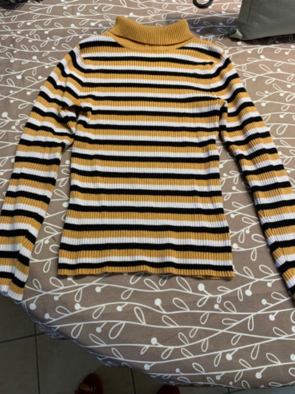 Pull col roulé- 8/9 ans (134 cm)