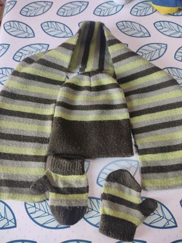 Ensemble bonnet, écharpe et moufles 12/18 mois
