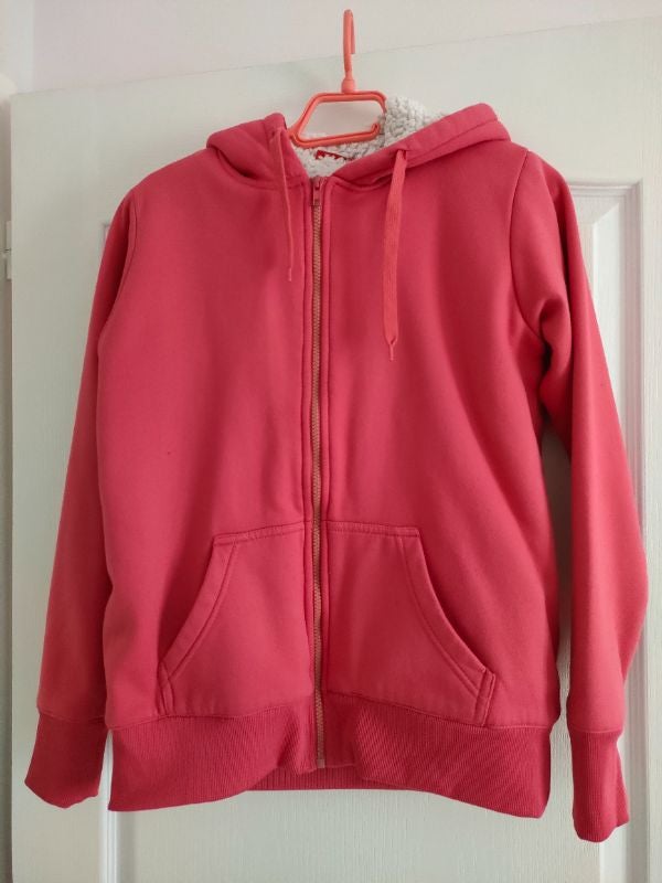 Gilet femme zippé à capuche en très bon étai taille 42/44 mais correspond à un M