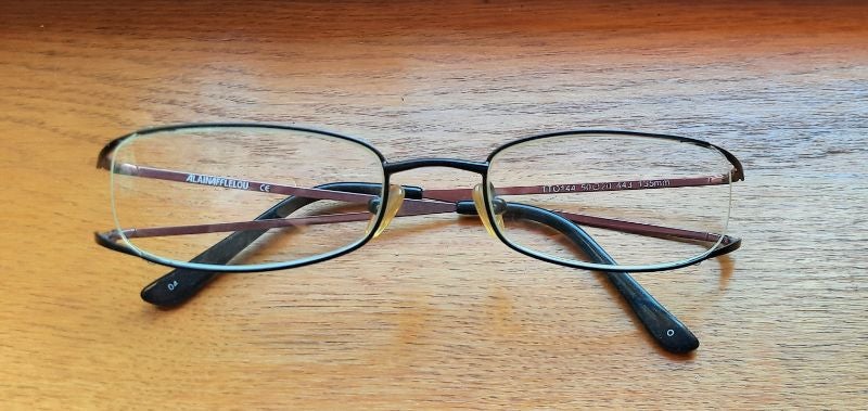 Monture de lunettes rouge et bordeaux