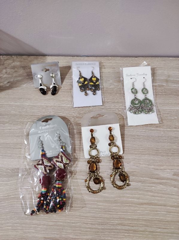 lot de 5 boucles d'oreilles colorées/bariolées, TBE jamais mises!