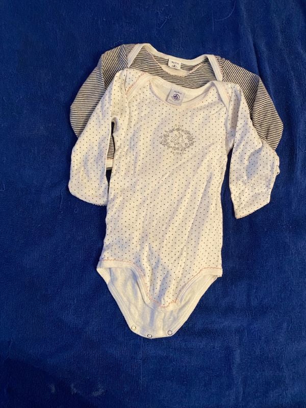 vends 2 bodys manches longues petit bateau taille 18 m