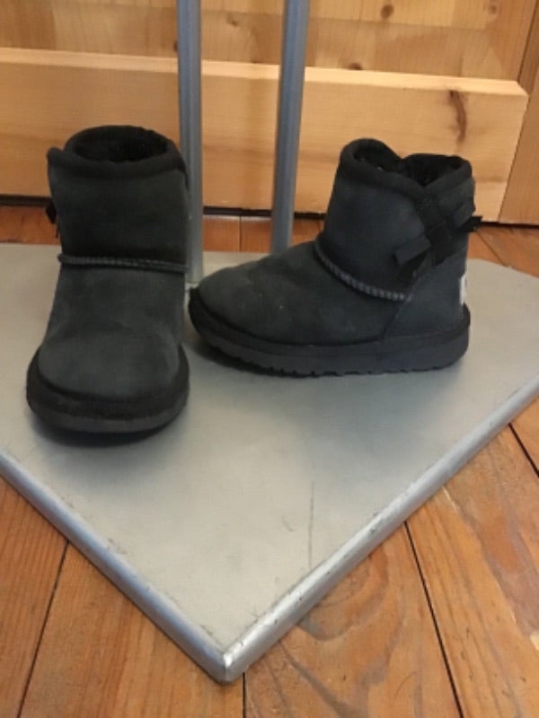 Bottes / bottines noires fourrées à enfiler noeud noir côté vintage 2000s UGG