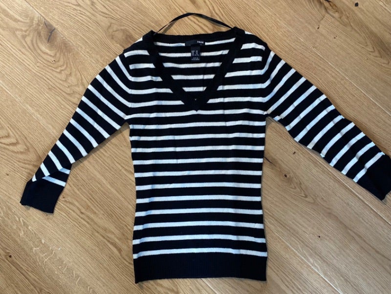 Pull rayé noir et blanc col V H&M taille XS