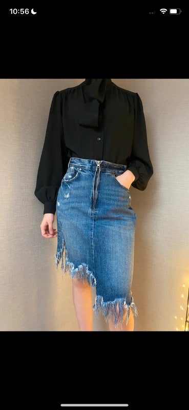 Jupe en jean asymétrique taille 36.