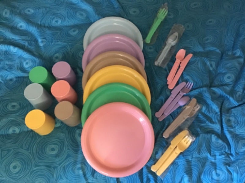 Set de vaisselle pique nique 6 personnes en plastique épais incassable multicolore vintage 80s