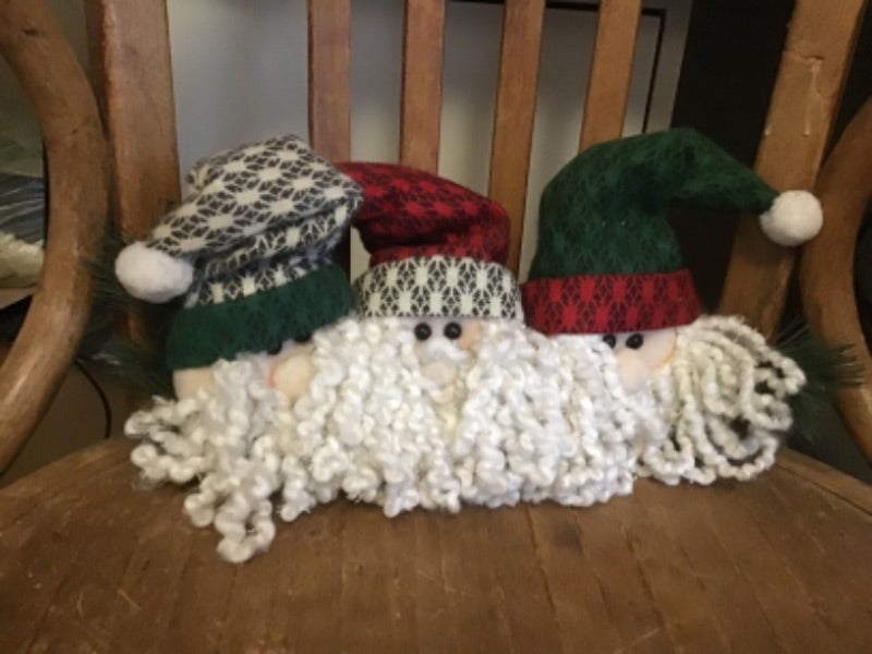 Trio de pères noël avec chapeaux imprimés tricolores et branches sapin vintage 2000s