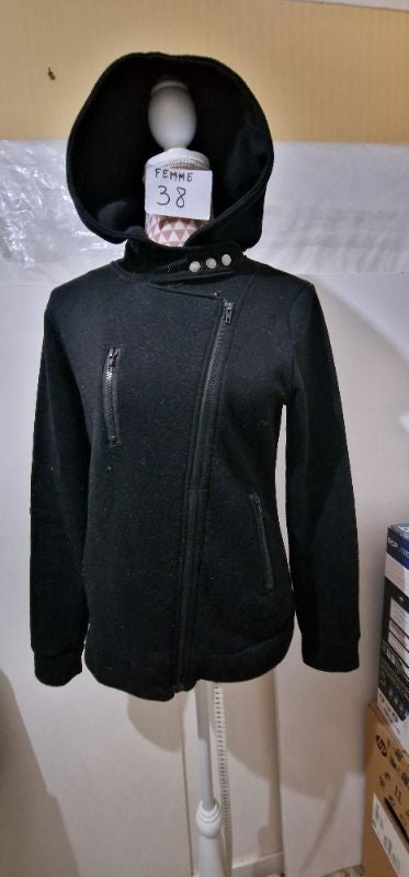 Veste, noir, zippée, 3 poches zip, 3 pressions pour fermer la capuche ,en polyester