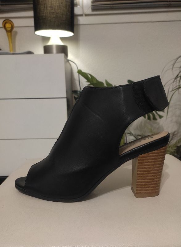 Talons noirs à bout ouvert pour le printemps
