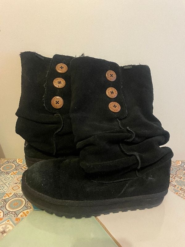 Bottes haute fourrées noires avec 2 boutons sur les côtés