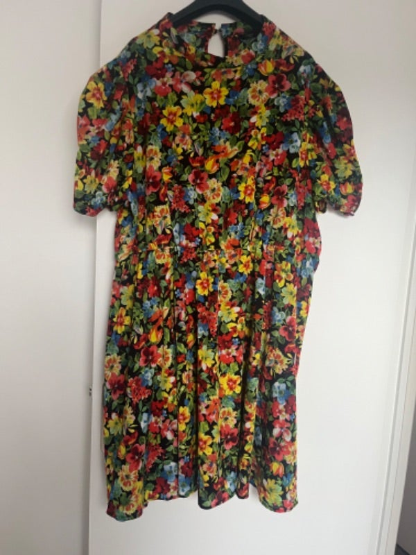 Robe neuve fleuri  T 52