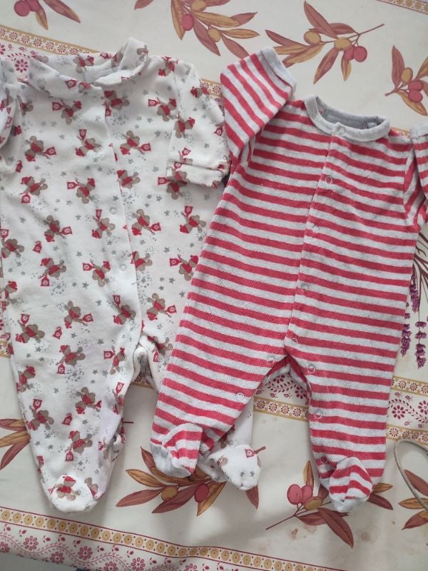 #kytie1moisgarcon. 2 grenouillères taille 1 mois