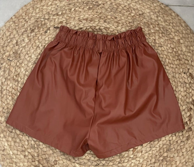 🌸short marron simili cuir noter taille xl mais correspond a un 40 🌸