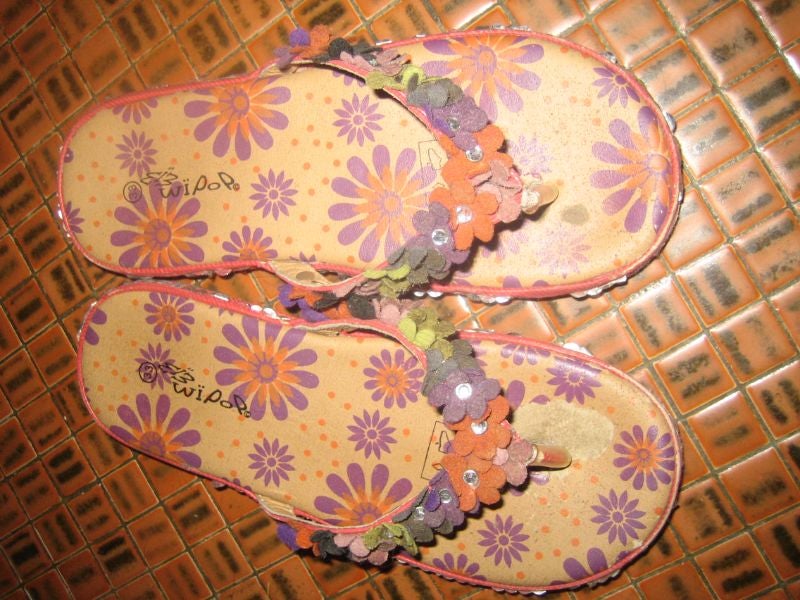 jolie tong à fleurs taille 33
