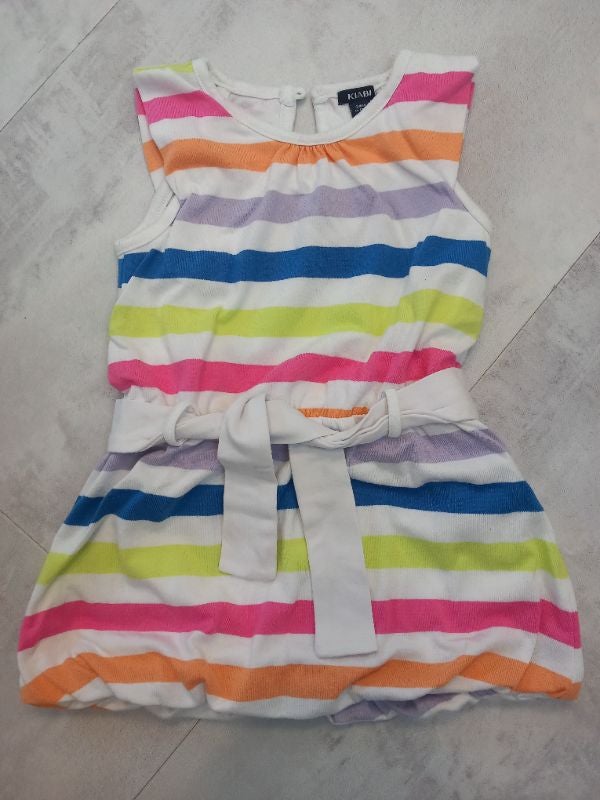 Robe colorée sans manches