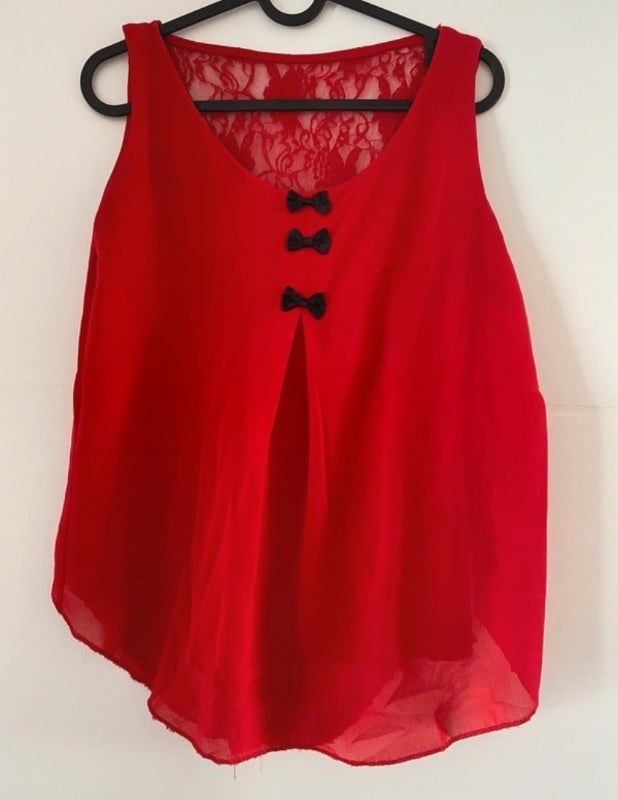 Dentelle et rouge vif
